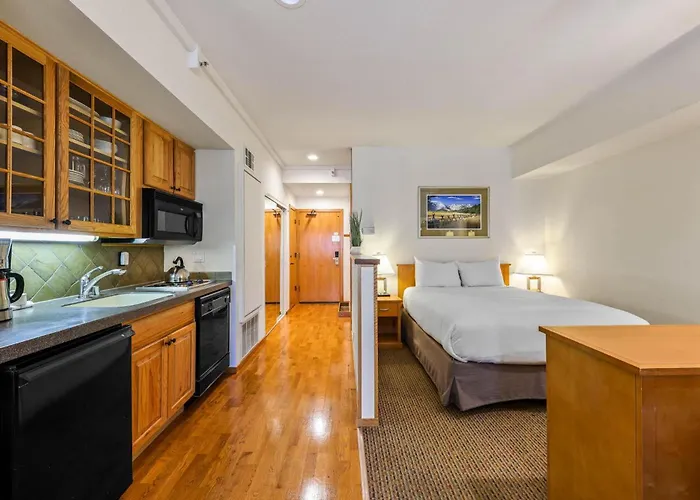 Palisades Tahoe Lodge Rentals Studio #203